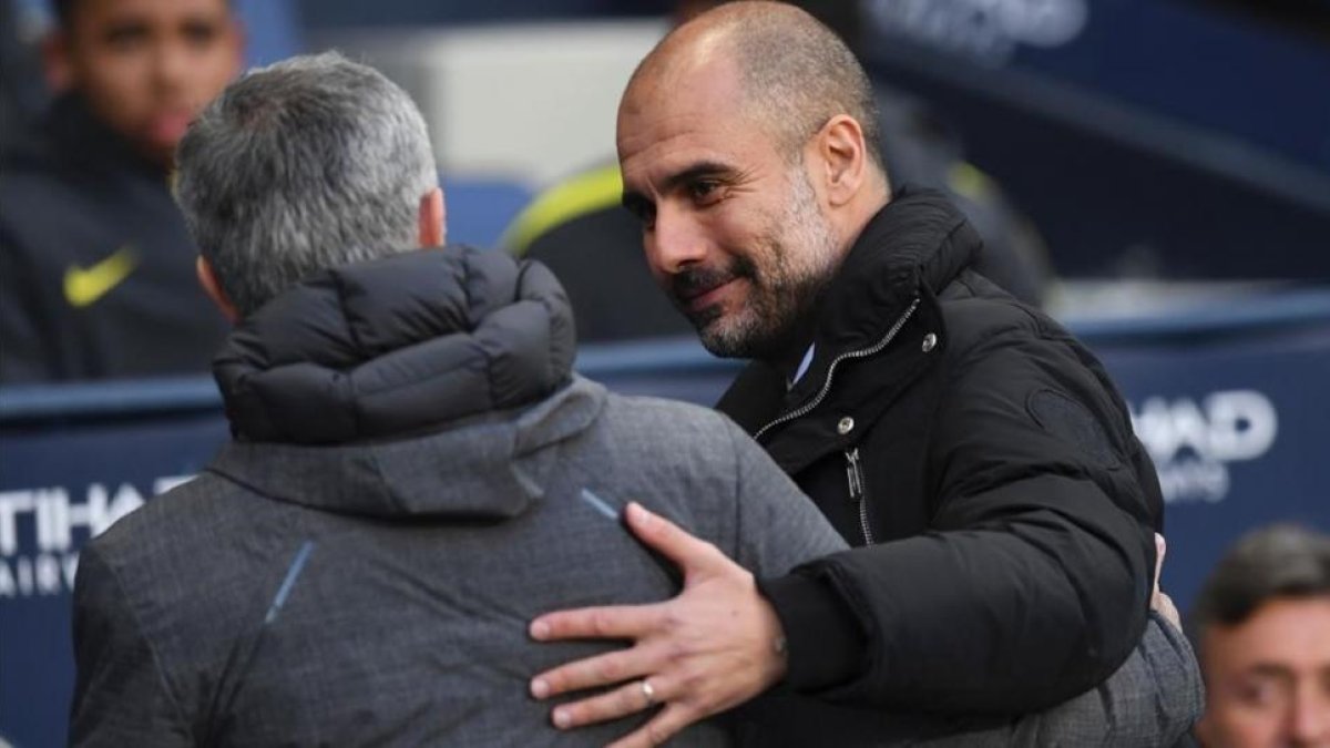 Guardiola y Mourinho se saludan antes del City-United en el Etihad de Manchester.-AFP / PAUL ELLIS