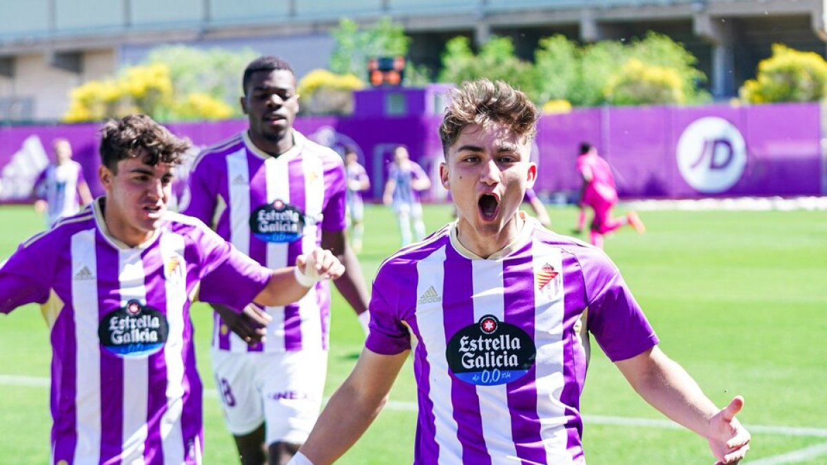 Chuki celebra uno de los tantos logrados antes el Ourense CF. / RV