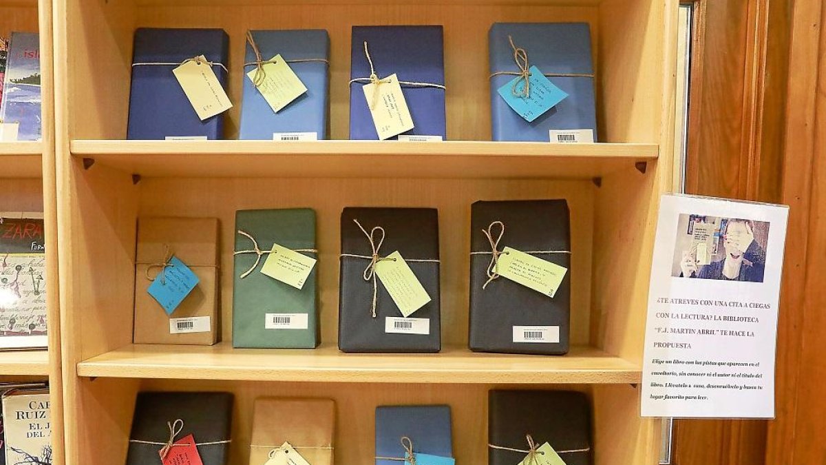 Estantería donde se pueden encontrar los libros sorpresa en la biblioteca pública municipal Francisco Javier Martín Abril.-J.M. LOSTAU