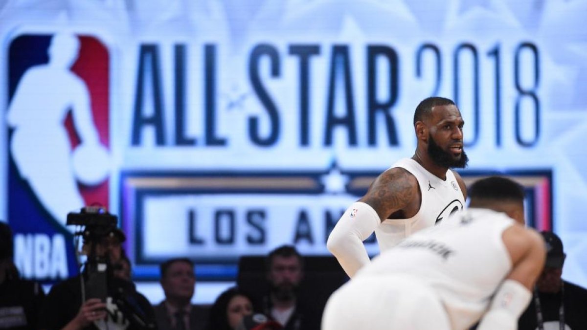 LeBron James condujo a su equipo hacia la victoria.-/ KEVORK DJANSEZIAN (AFP)