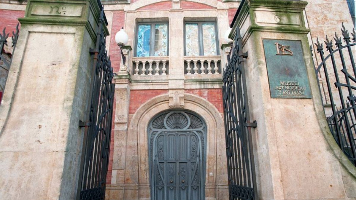 Entrada a la Casa de Lis-El Mundo
