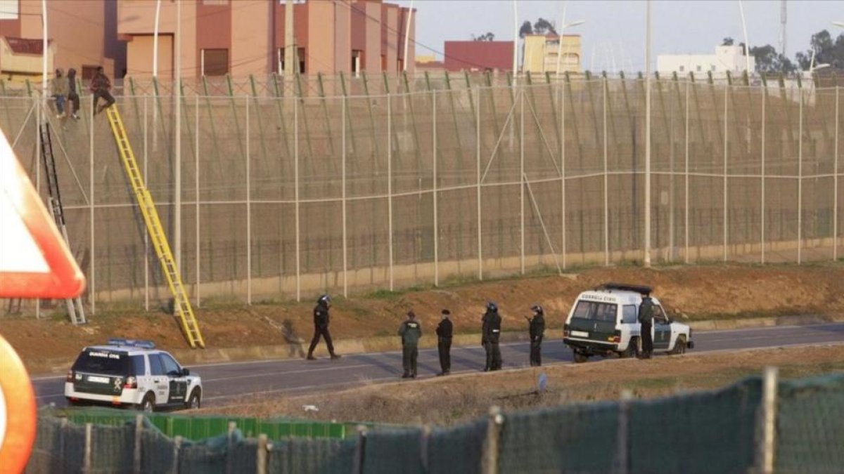 Una imagen de archivo de la valla de Melilla por la que cientros de subsaharianos tratan de entrar en Europa cada año.-EFE / F. G. GUERRERO