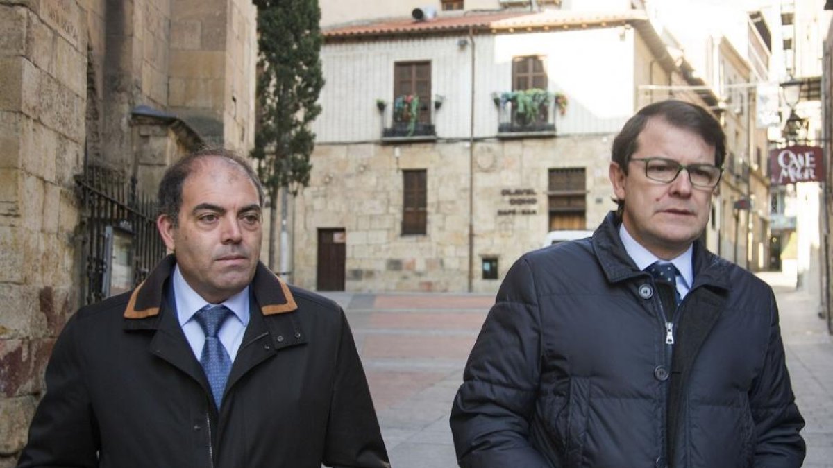 El alcalde de Salamanca, Alfonso Fernández Mañueco, el presidente nacional de Asociaciones de Trabajadores Autónomos, Lorenzo Amor, visitan a los participantes en el segundo 'coworking' municipal del Ayuntamiento-ICAL