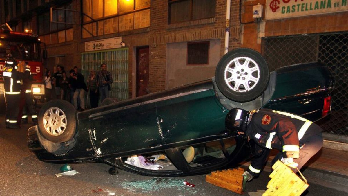 Un hombre de unos 60 años resulta herido al volcar su vehículo en la calle Felipe II de capital palentina-Ical
