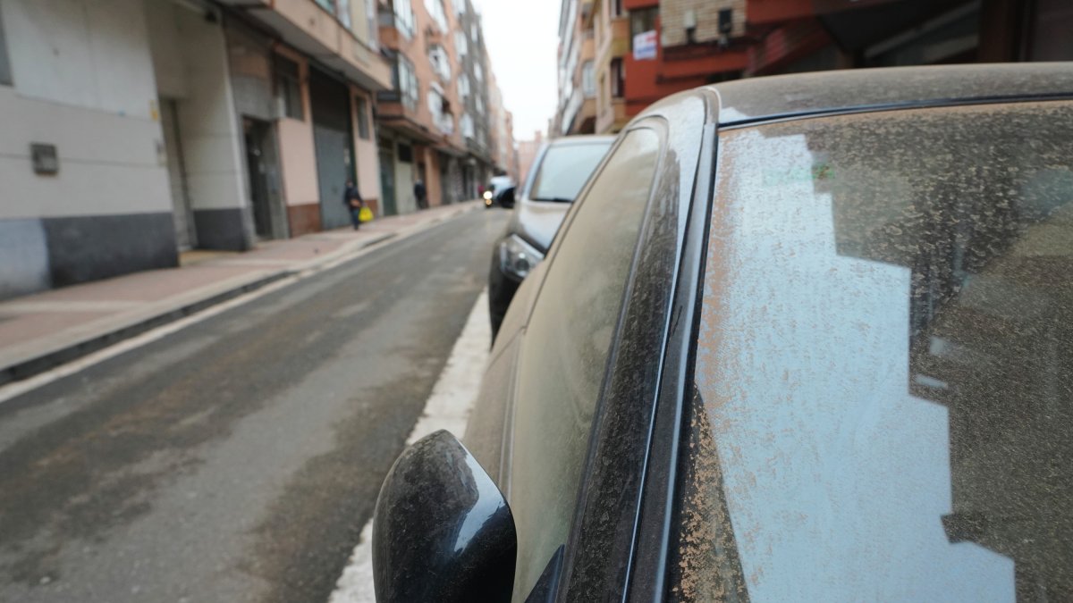 Coches cubiertos con el polvo africano en Valladolid. ICAL