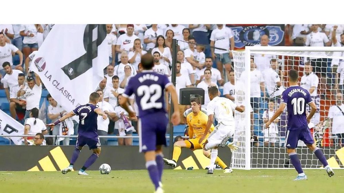 Sergi Guardiola se dispone a chutar ante la salida de Courtois para establecer el definitivo 1-1 en el minuto 88.-PHOTO- DEPORTE