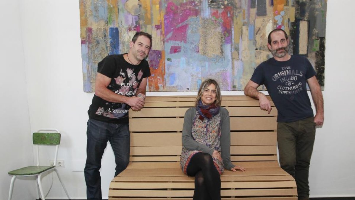 Luis del Hoyo, María Dolores del Hoyo y Ricardo Núñez en la tienda de decoración Bersos de cartón de Valladolid.-J. M. LOSTAU