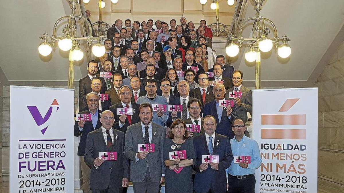Los principales representantes de diversos ámbitos de la sociedad presentan una campaña por la igualdad de sexos y contra la violencia de género.-José C. Castillo