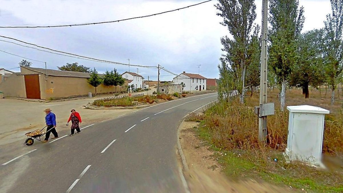 Tramo de la VP-4013 a su salida del municipio de Santervás de Campos, objeto de una de las intervenciones.-GGL SW