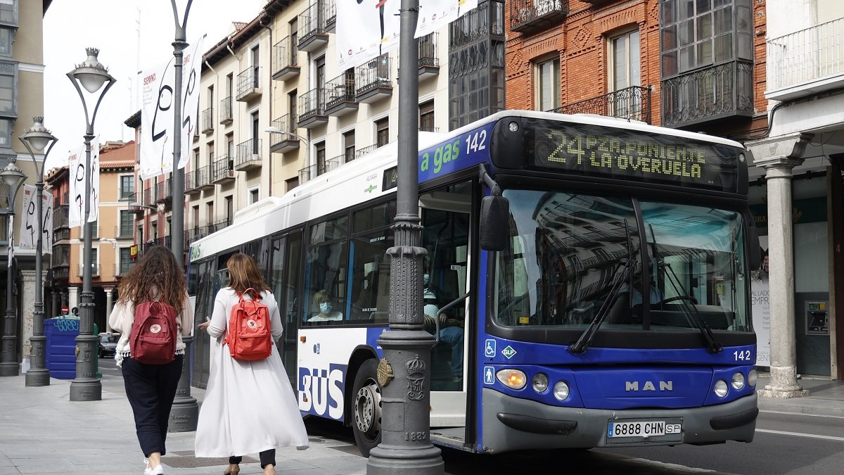 Autobús de Auvasa en la parada de Fuente Dorada. / PHOTOGENIC