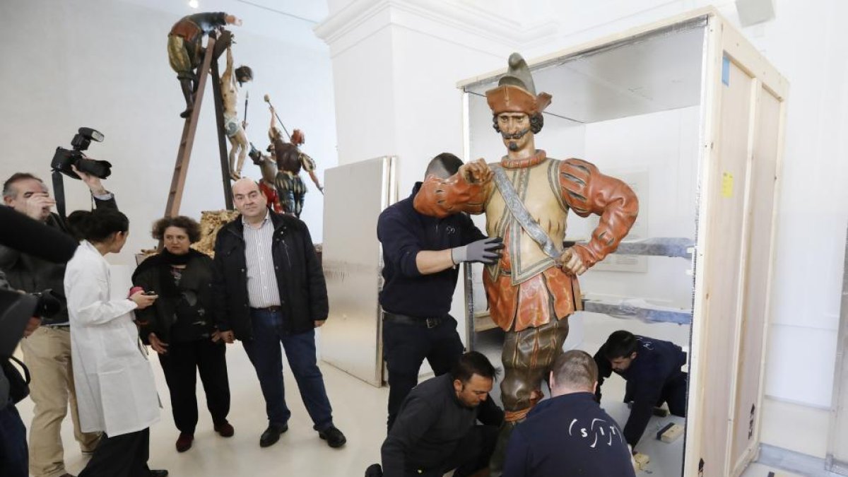 Los técnicos desembalan las tallas que participaron en la exposición de Alemania y que procesionarán en Semana Santa.-J. M. LOSTAU