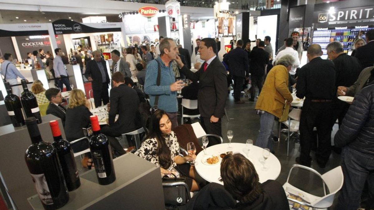 Varias personas asisten a una edición anterior de Alimentaria.-ANTONIO MORENO