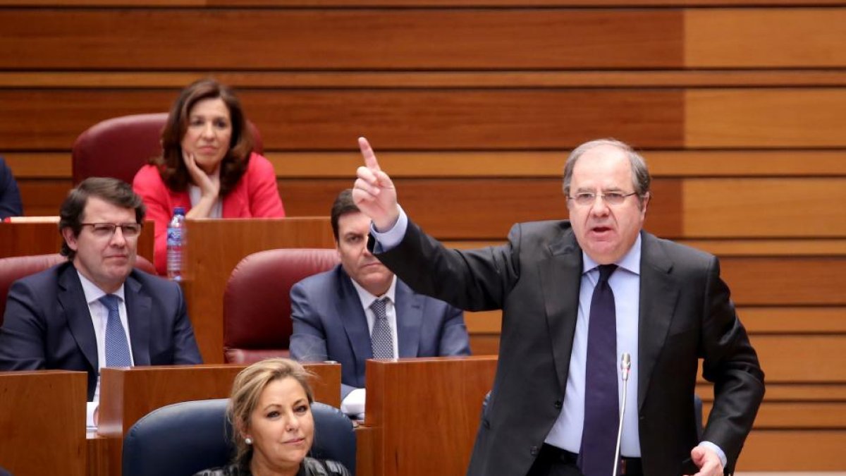 El presidente de la Junta, Juan Vicente Herrera, durante su intervención en el Pleno de las Cortes de Castilla y León.-ICAL