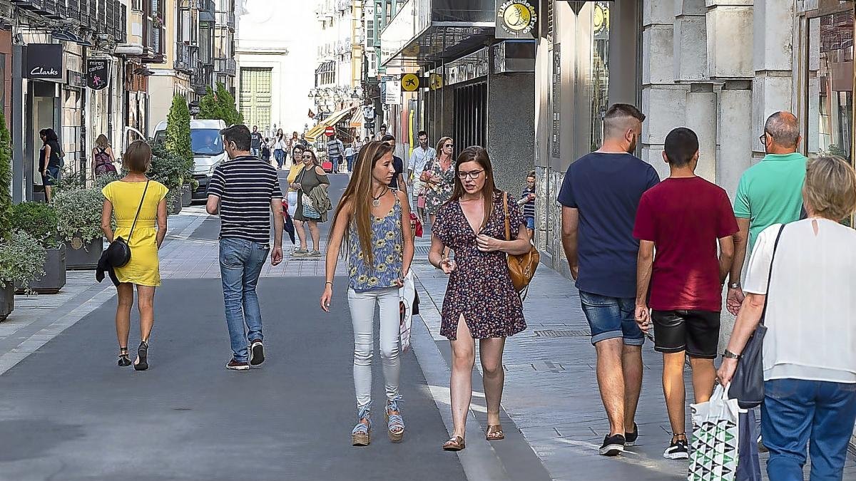 Los vallisoletanos toman la calle Regalado en su primer día como peatonal tras la obra para elevar la calzada a la altura de la acera.-PABLO REQUEJO (PHOTOGENIC)