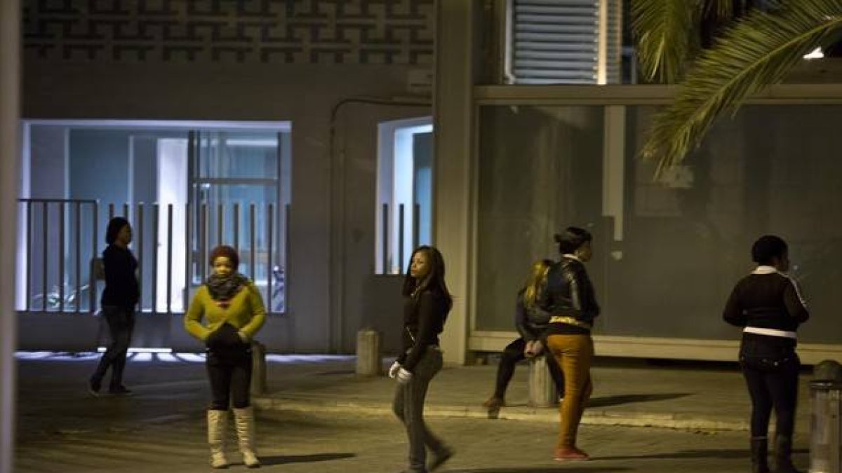 Un grupo de prostitutas nigerianas en los alrededores de los locales de ocio del Paseo Marítimo de Barcelona.-Foto: FERRAN NADEU