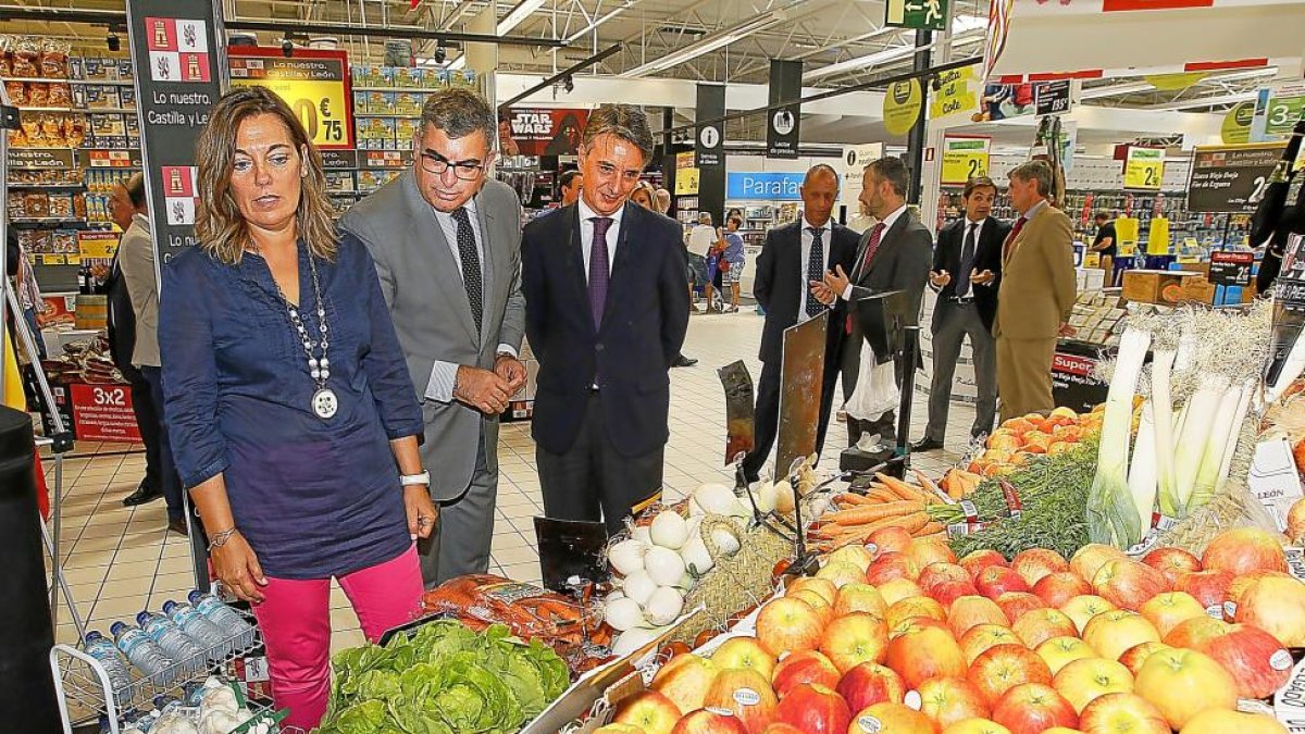 La consejera de Agricultura, Milagros Marcos, junto al director regional de Carrefour, Gabriel García Aparicio y Jorge Morro, de Industrias Agrícolas.-J. M. LOSTAU