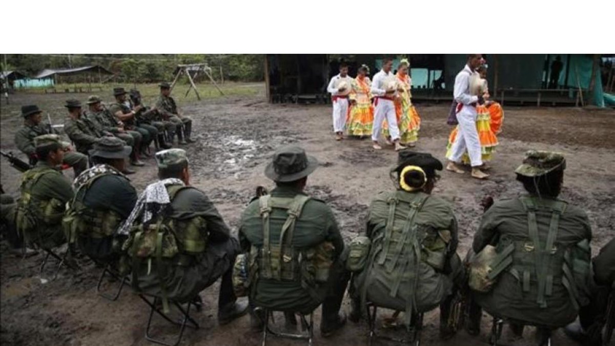 Miembros de las FARC realizan danzas folclóricas ante sus camaradas en en campamento de la jungla en Putumayo.-FERNANDO VERGARA / AP