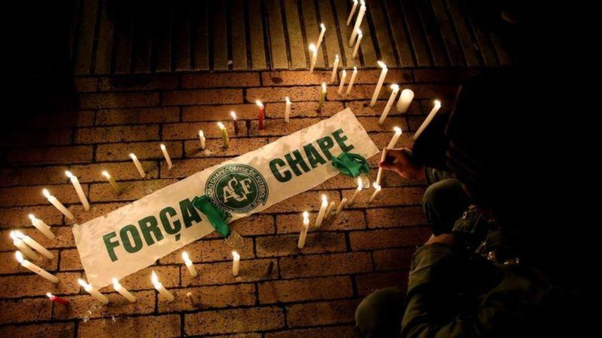 Velas en homenaje a las víctimas del siniestrado avión del club brasileño Chapecoense, en Bogotá, este martes.-EFE / LEONARDO MUÑOZ
