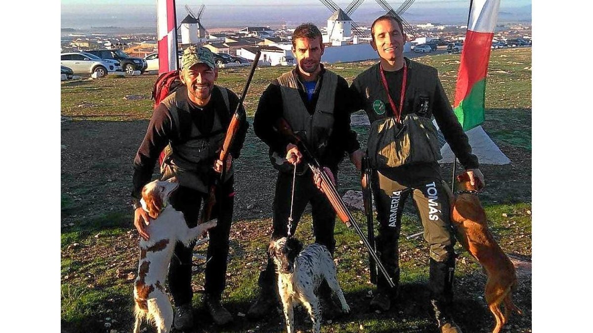 Los tres cazadores regionales en la semifinal nacional de Campo de Criptana, con Asier Mate en el centro.-EL MUNDO