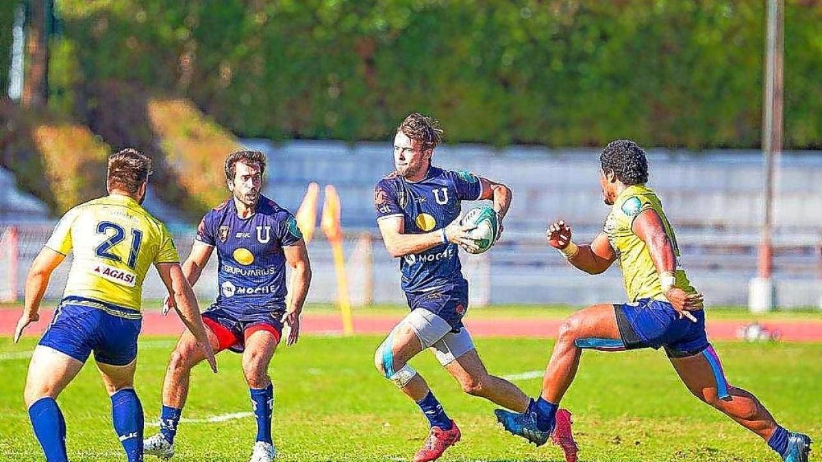 Hamish Graham avanza con el balón ante la presencia de un rival.-LUIS CABELO