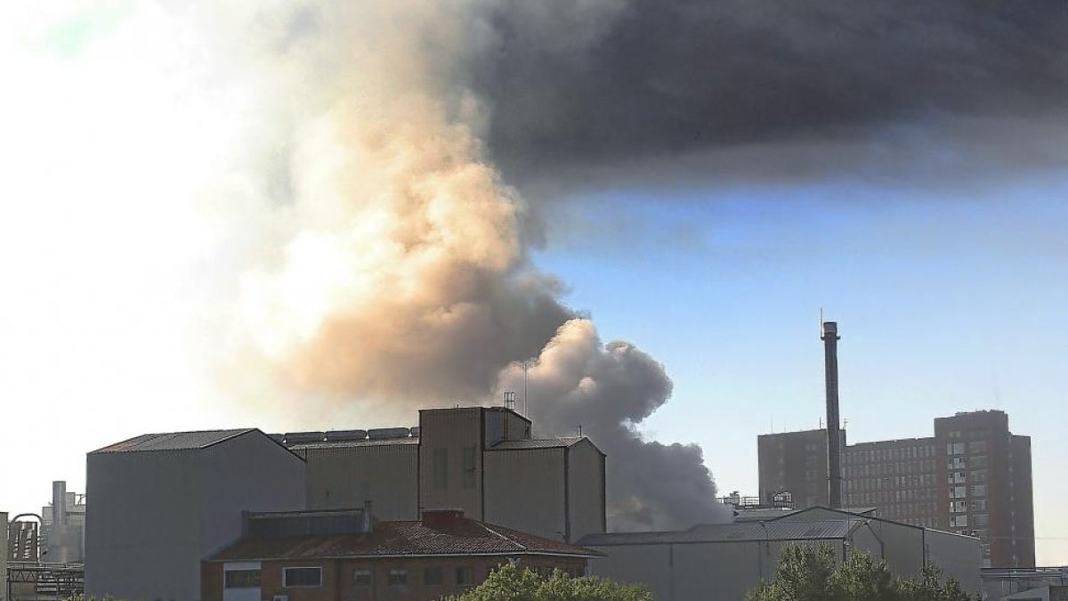 Imagen del incendio en uno de los talleres de la fábrica de café Seda, ubicada en la capital palentina.-ICAL