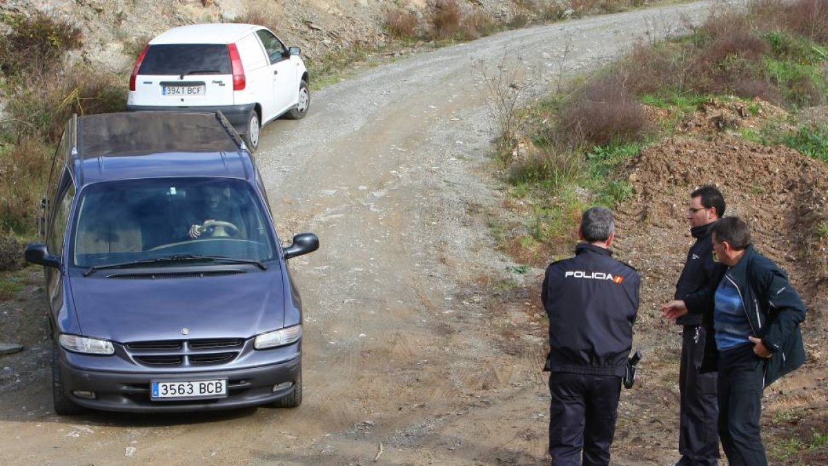 Varios efectivos policiales acuden al lugar dónde una persona ha fallecido al recibir un disparo durante una cacería en Valdefrancos (León)-Ical