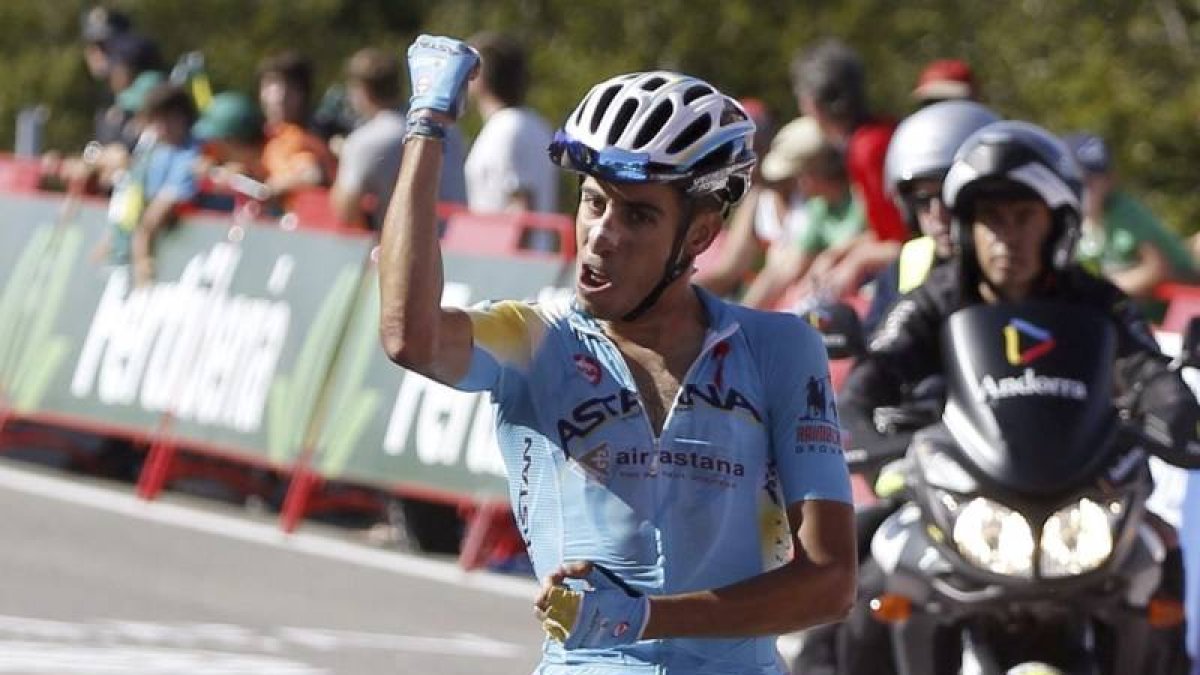 El ciclista italiano del Astana Fabio Aru celebra su victoria en el undécima etapa de la Vuelta Ciclista España.-Foto: EFE / JAVIER LIZÓN