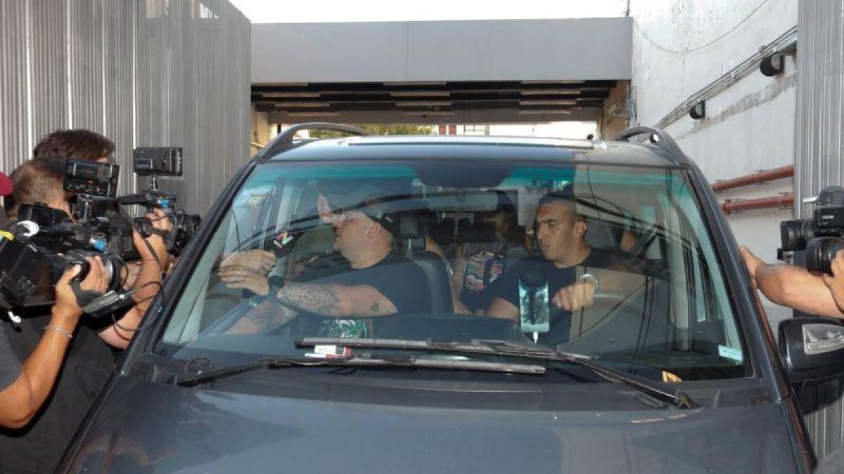 Maradona, en el interior del vehículo, a la salida del hospital de Buenos Aires.-EFE