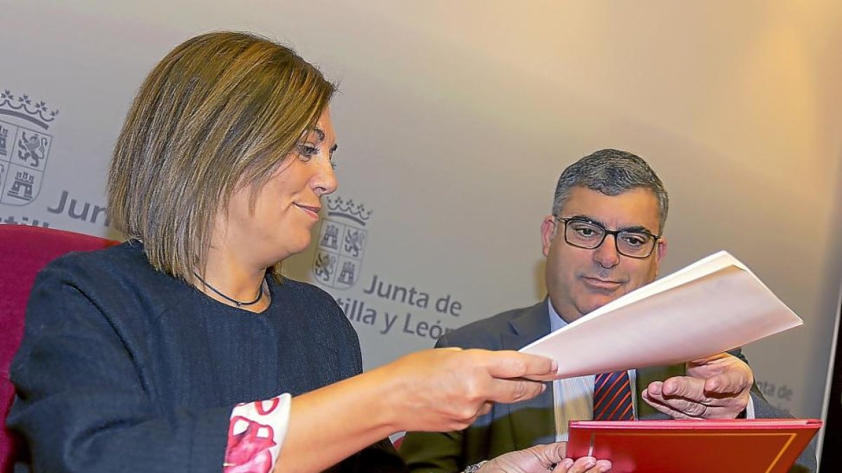 Milagros Marcos y Gabriel García durante la firma del protocolo de colaboración.-ICAL