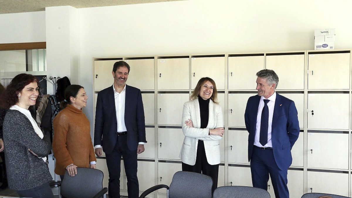 Rocío Lucas junto a Sarbelio Fernández visitan las instalaciones del instituto de Arroyo de la Encomienda. ICAL