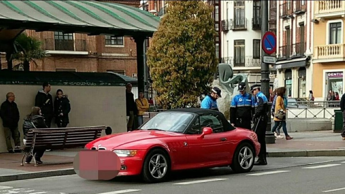 Los policías dan el alto al coche descapotable en Plaza España.-@PoliciaVLLTwitter