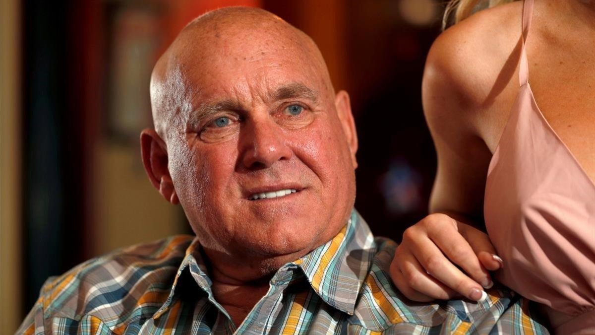 Dennis Hof sentado en la recepción de uno de sus burdeles-REUTERS