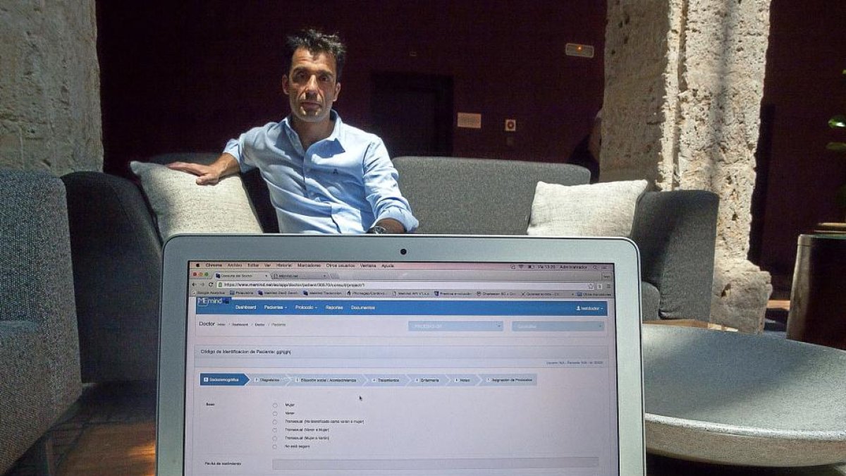 Iván de la Calle muestra la herramienta de seguimiento mental de los pacientes.-PABLO REQUEJO