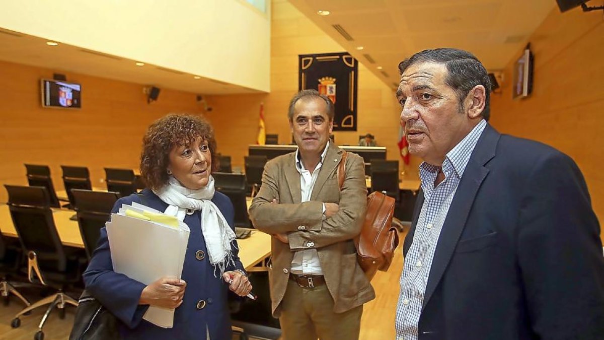 Antonio Sáez, en primer plano, junto a los socialistas Mercedes Martín y Luis Briones antes de comenzar la comparecencia en la comisión.-ICAL