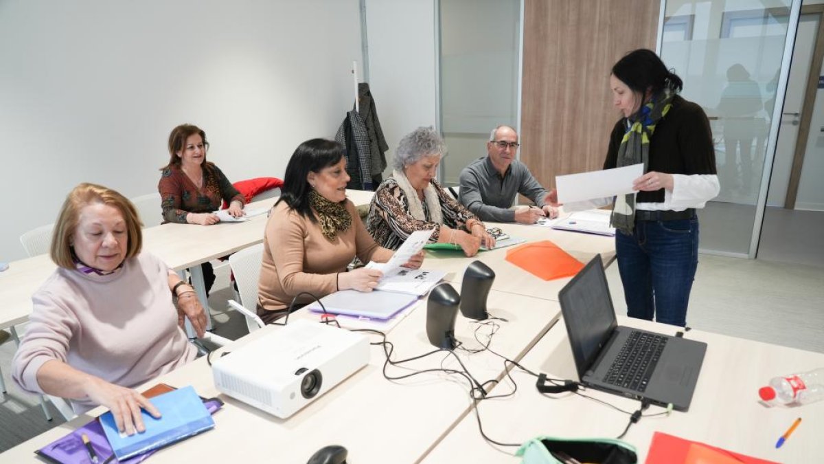 Clase de inglés en el centro de vida activa de Parquesol, imagen de archivo.- J.M. LOSTAU