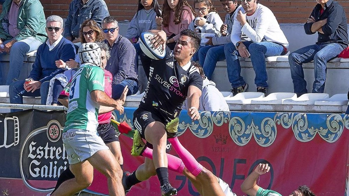 Un jugador del Independiente da una doble patada desde el suelo a Josh Tafili para evitar el ensayo.-PABLO REQUEJO
