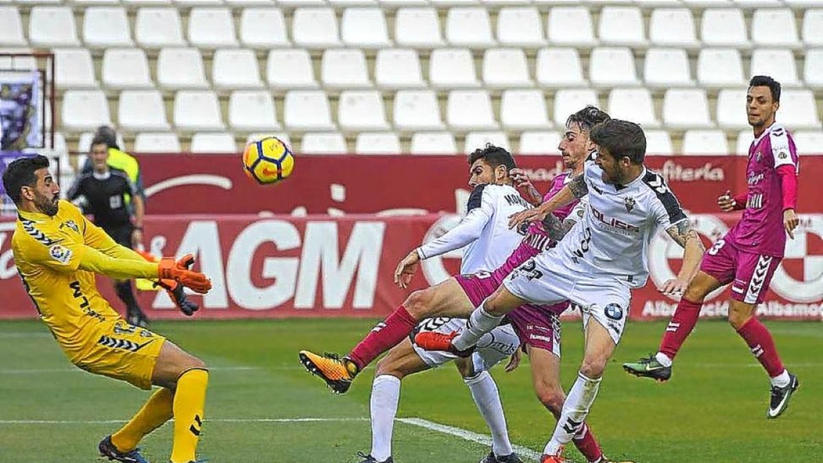 Calero intenta rematar ante la salida del portero del Albacete, Tomeu, en el partido disputado ayer en el Carlos Belmonte.-PHOTO-DEPORTE