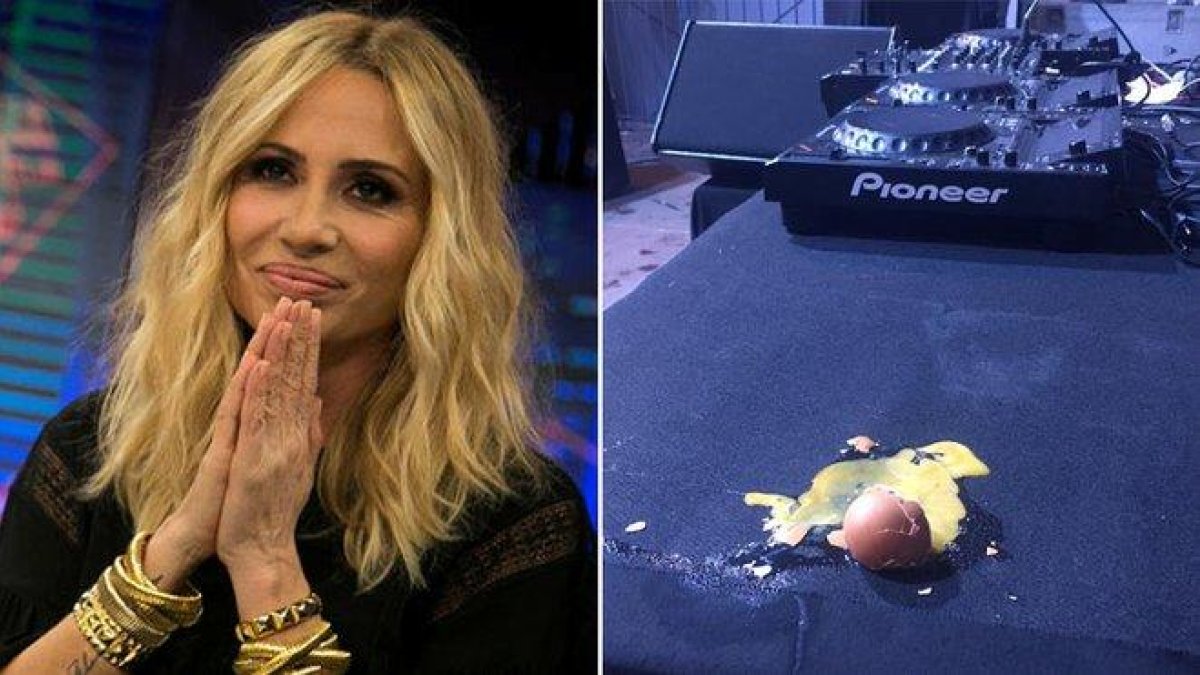 Marta Sánchez, junto a uno de los huevos lanzados al escenario durante su concierto en Badalona.-EL PERIÓDICO