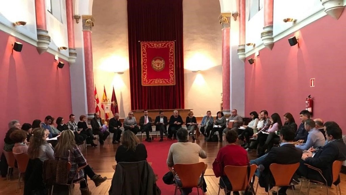 Pleno de la 'Red de Municipios de Valladolid: Hombres por la Igualdad' en la Capilla del Hospital Viejo de la Diputación. - DIPUTACIÓN DE VALLADOLID