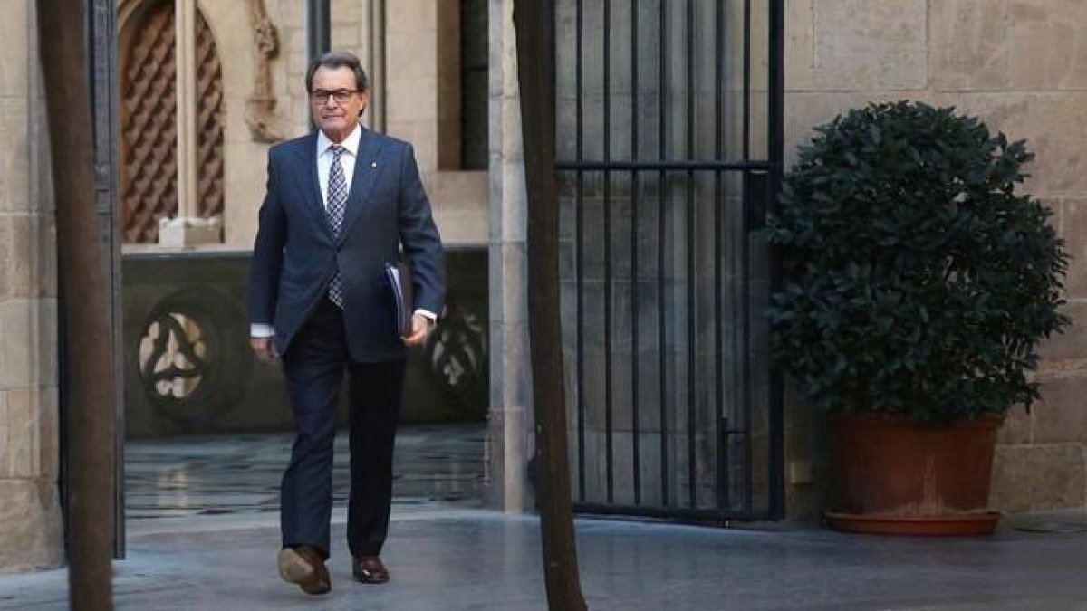El 'president' de la Generalitat en funciones, Artur Mas, a su llegada a la reunión del Consell Executiu este martes.-JORDI BERMAD