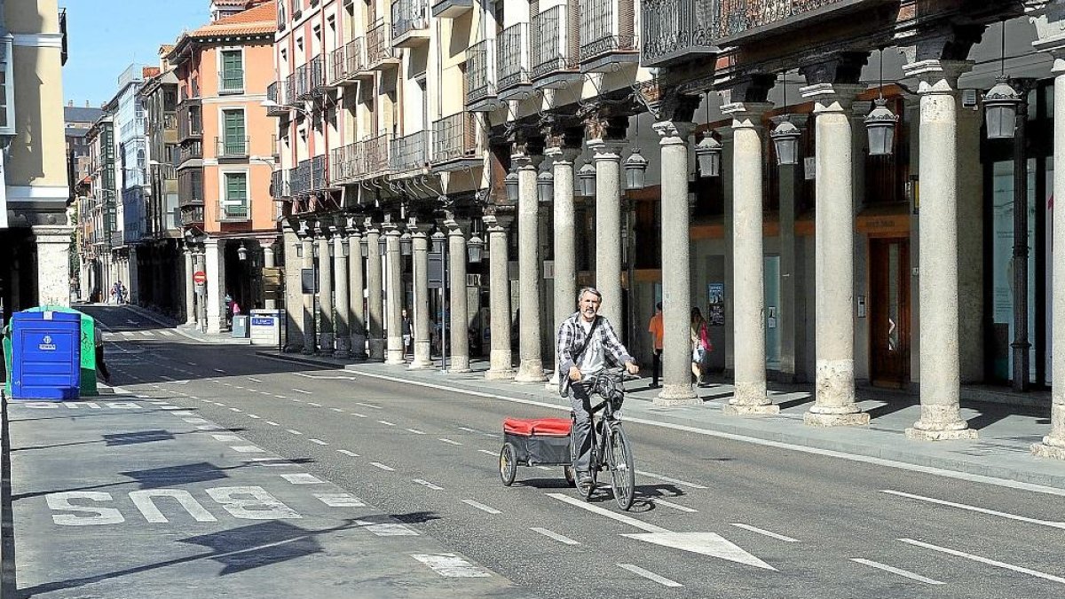 Un ciclista circula solo por Fuente Dorada en el ‘Día sin Coche’ por el cierre del centro al tráfico.-ROBERTO FERNÁNDEZ / PHOTOGENIC