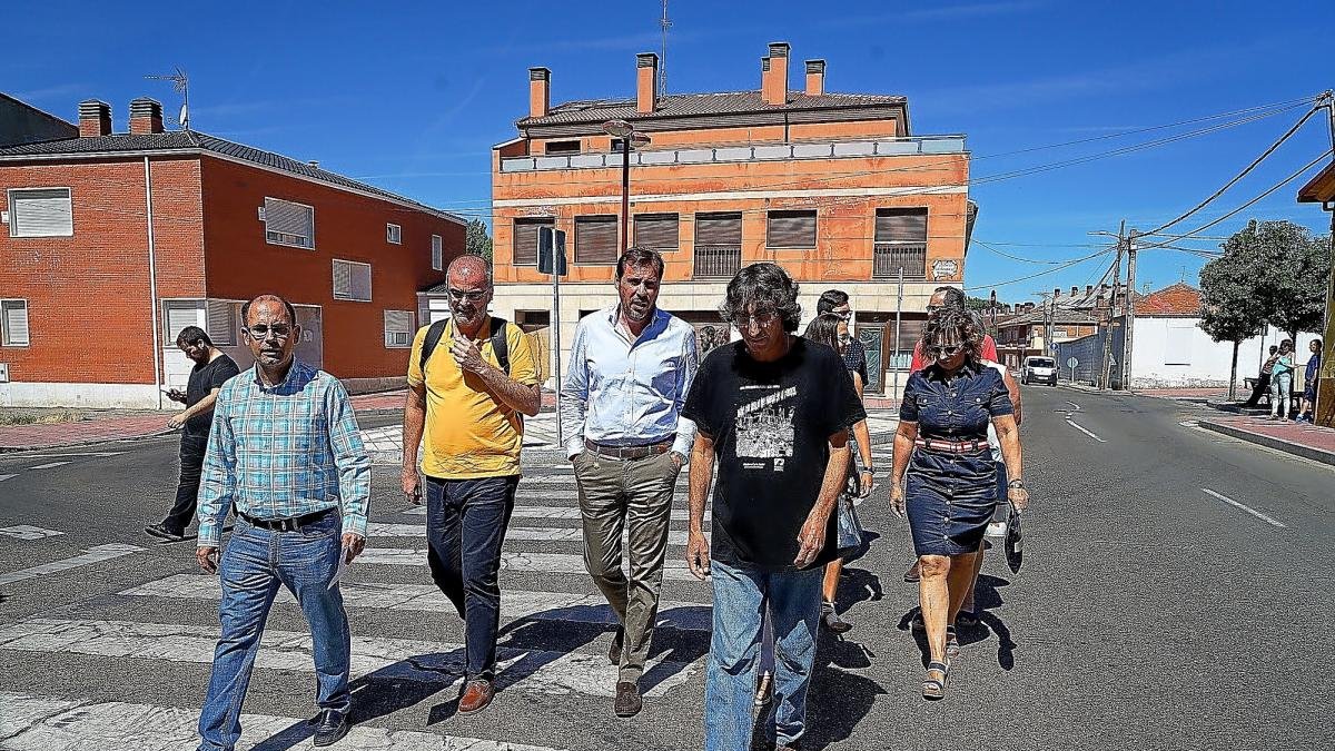 Puente, Vélez y vecinos de La Overuela, ayer en la visita al barrio.-EL MUNDO