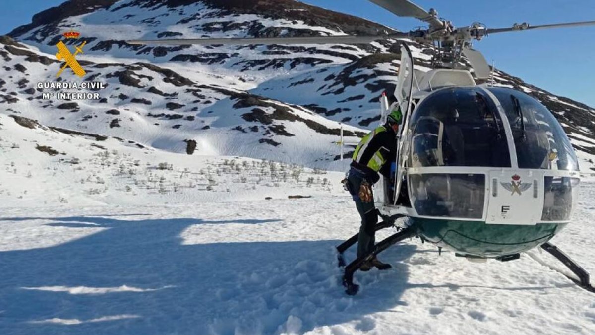 Rescate del cuerpo sin vida de un montañero fallecido en Palencia. / E.M.