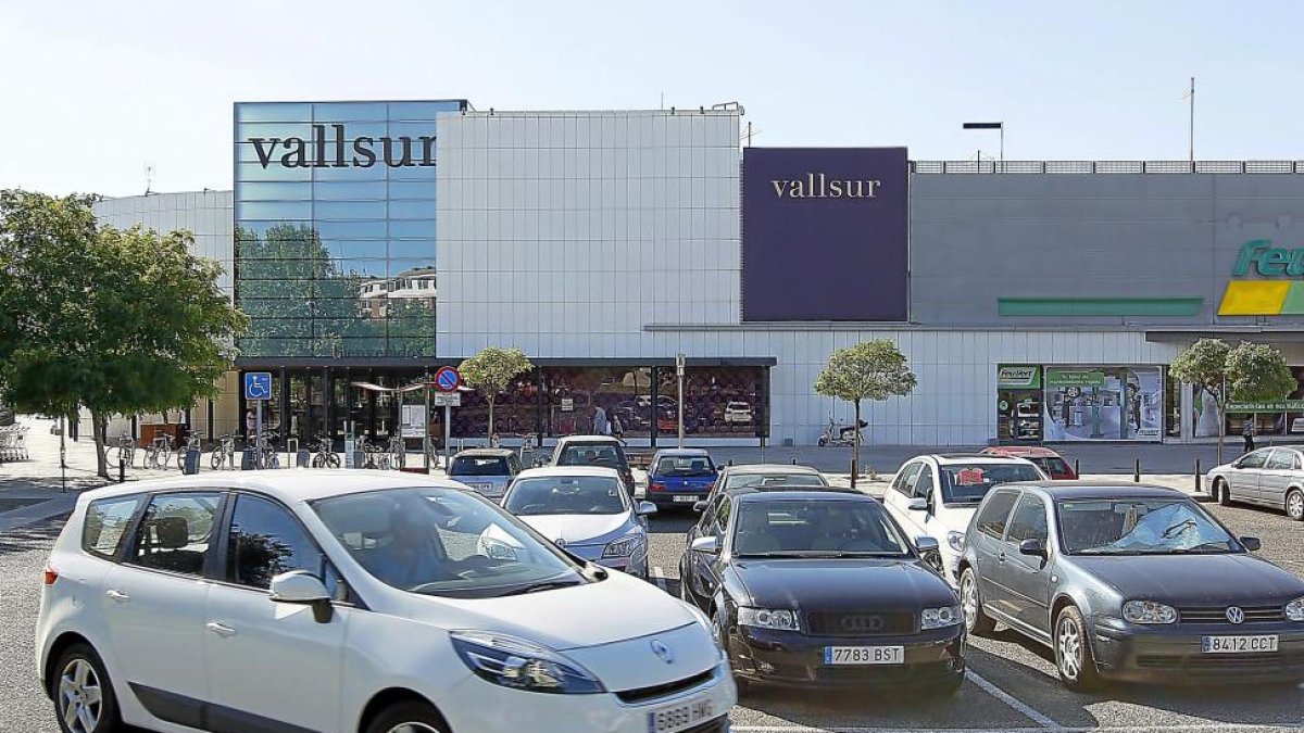 Exterior y aparcamiento del centro comercial Vallsur, cuya amplicación sigue sin resolverse.-J. M. LOSTAU