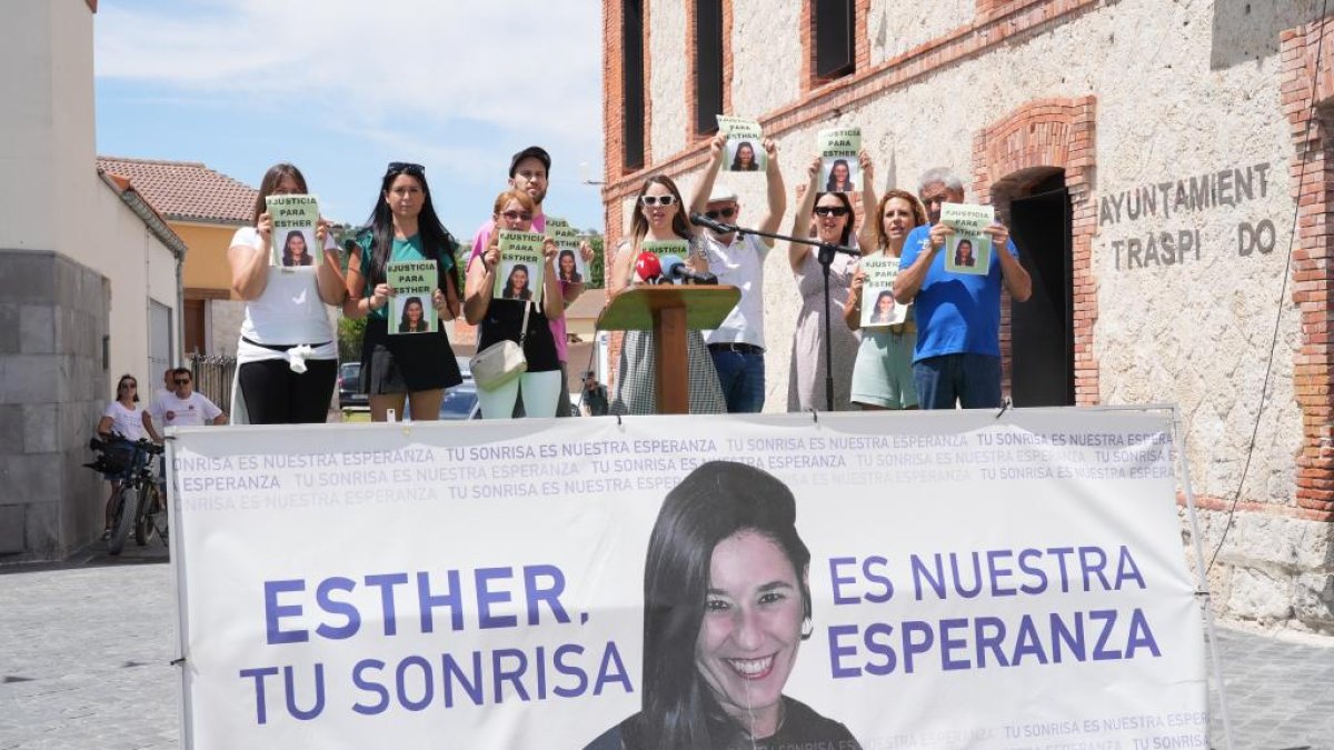 Concentración en Traspinedo en recuerdo de Esther López. -J.M. LOSTAU