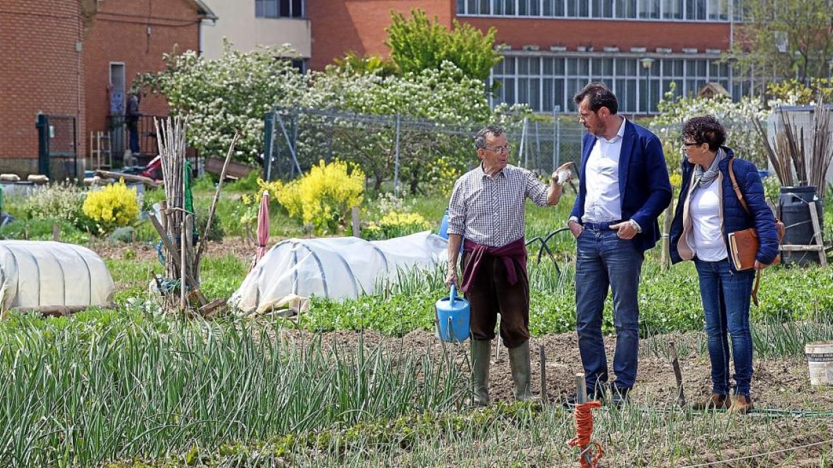El alcalde de Valladolid, Óscar Puente, junto a la concejala de Asuntos Sociales, Rafi Romero, y un agricultor.-PABLO REQUEJO