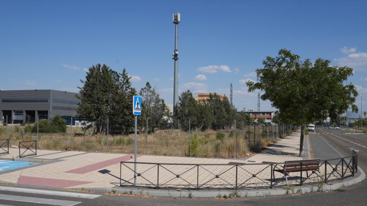 Solar entre las calles Frambuesa y Eneldo donde el Ayuntamiento construirá 47 vivienda de protección para alquiler.-J. M. LOSTAU