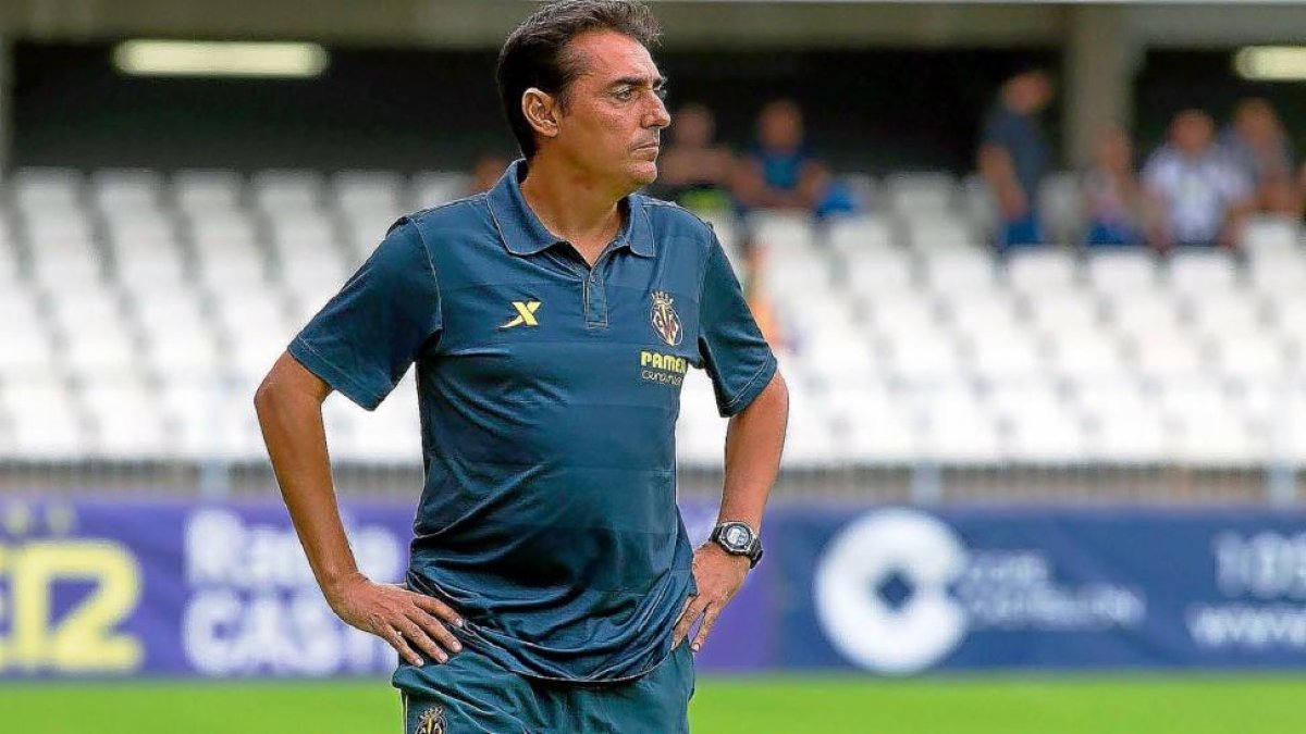 Carlos Pérez Salvachúa dirigiendo al Villarreal C.-EL MUNDO