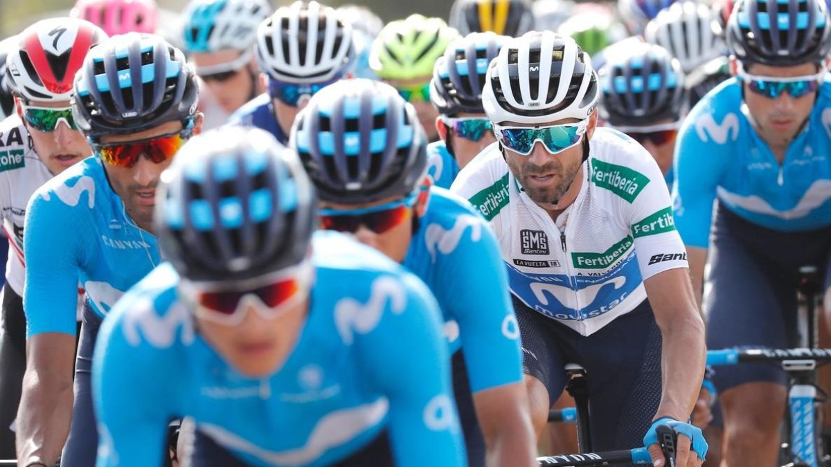 Alejandro Valverde, con el jersey blanco de la combinada, rodeado por sus compañeros del Movistar, durante la séptima etapa de la Vuelta. /-LA VUELTA / PHOTOGOMEZ SPORT