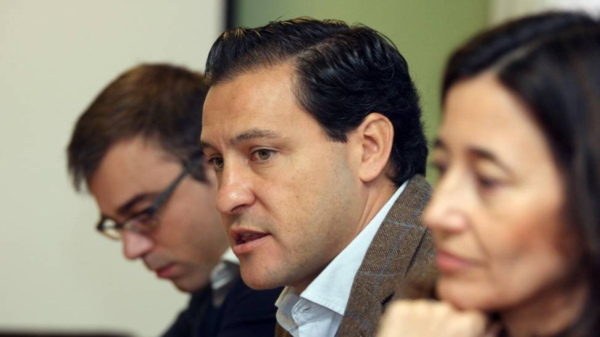 El diputado nacional del PP Ildefonso Pastor (I), la senadora Ana Torme y el procurador Raúl de la Hoz explican las medidas de los gobiernos populares contra el desempleo juvenil-Ical